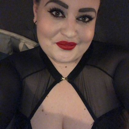 Hellcat (@wild.hellcat) OnlyFans model From Cambridge selfie wearing a red lipstick and a black top