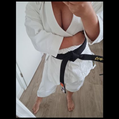 une femme portant une ceinture noire