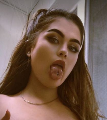 Katya – @virgin_katya – Sexy Foto des katholischen Jungfrau-OnlyFans-Modells mit Halskette