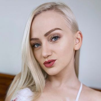 Abby – @abbywood – Katholisches Jungfrau-Model OnlyFans, sexy Foto in einem weißen Top