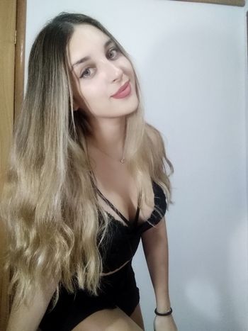 Karen (@karenunicorn) Immagine della modella onlyfans che indossa un abito nero