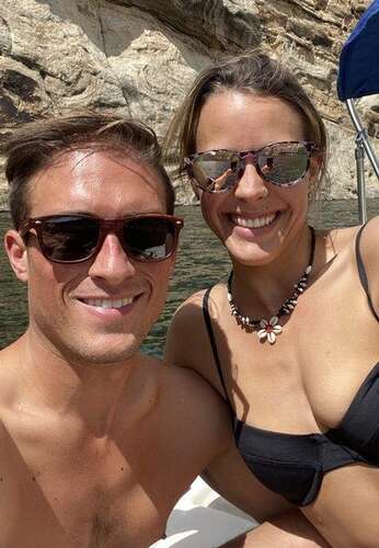 Kate und Chris Marley (@iamkatemarley) Paar onlyfans macht ein Selfie auf der Yacht