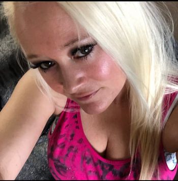 Jasmine Holly (@blondbombshelll) modella onlyfans dalla foto del Wyoming con indosso un top rosa