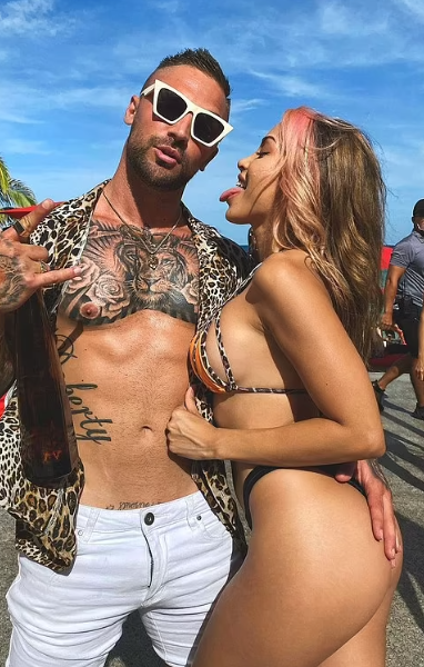 Jackson et Maddy (@jacksonmaddy) Photo de couple de modèles onlyfans avec un homme et une femme et ils portent des vêtements et un soutien-gorge à imprimé animal