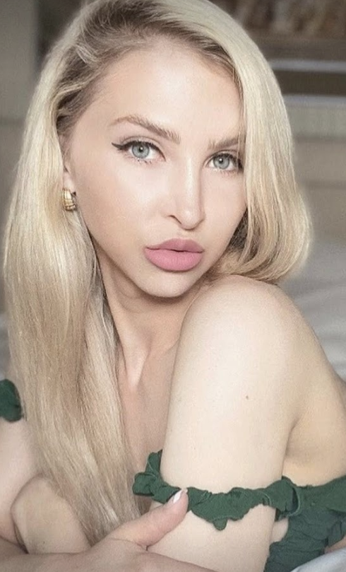 Illinois OnlyFans Model Alix Lynx - @alixlynx Sexy Photo wearing a green shirt