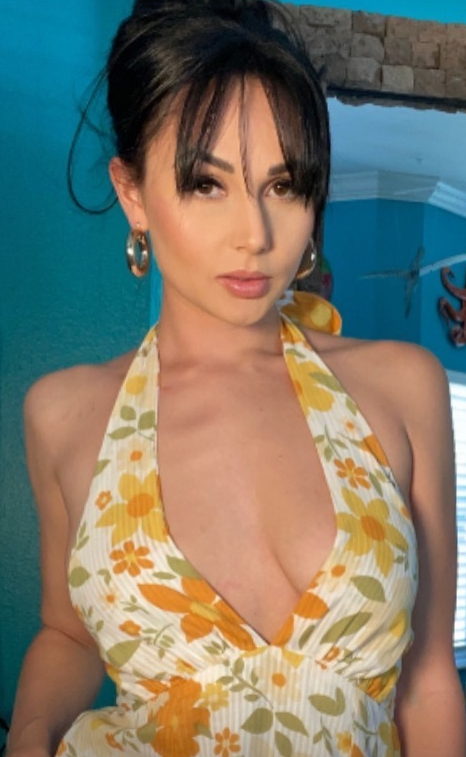 Kansas OnlyFans Photo sexy du modèle : Ariana Marie - @arianamarie portant une robe