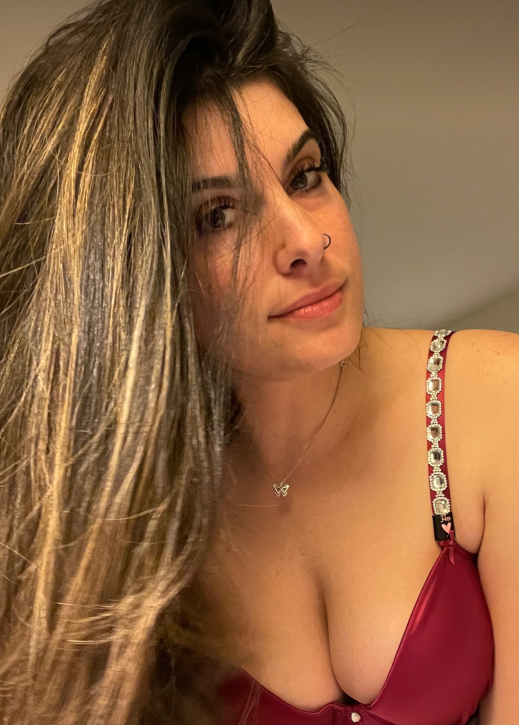 JuJu (@j_u_l_z) modello onlyfans dalla foto della Louisiana che indossa una maglietta rossa