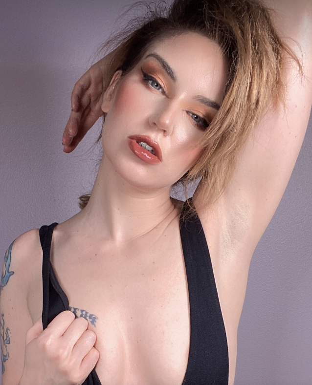 Xena Zeit-Geist (@xenazeitgeist) modella onlyfans dalla Louisiana foto con indosso una camicia nera