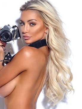 Lindsey Pelas (@lindseypelas) onlyfans model picture wearing a collar