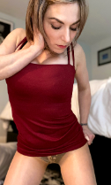 Christina (@christinaqccp) modella onlyfans della foto del Massachusetts che indossa una maglietta rossa