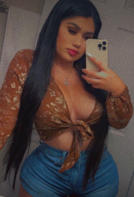 Gabby t (@soygabssssbaeeee) onlyfans-Modell aus Utah, Bild in einer Bluse