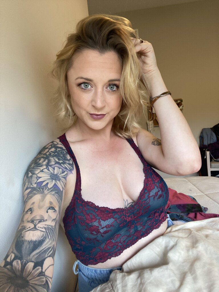 California!13 (@southern_beauty) Immagine della modella onlyfans che indossa un reggiseno a fiori