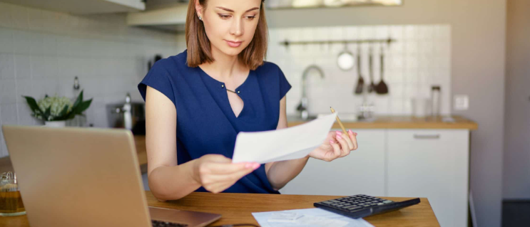 vérifier les relevés bancaires de son petit ami