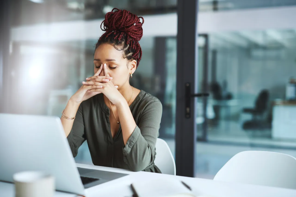 mujer sentada frente a la computadora portátil