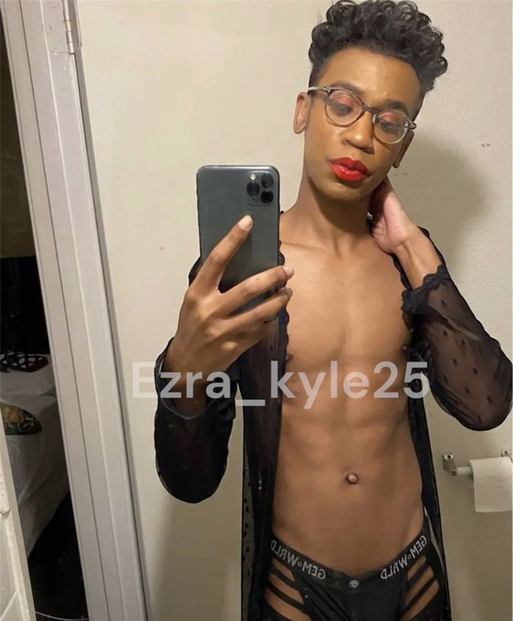 Ezra_Kyle gay nero onlyfans modello specchio selfei