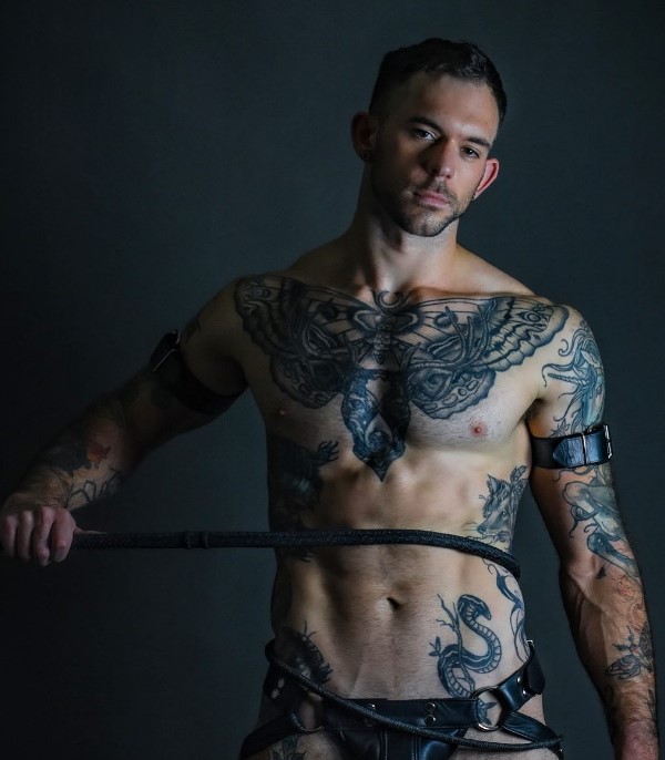 L'influenceur officiel TRO tiktok, @theofficialtro onlyfans photo du modèle debout montrant ses tatouages