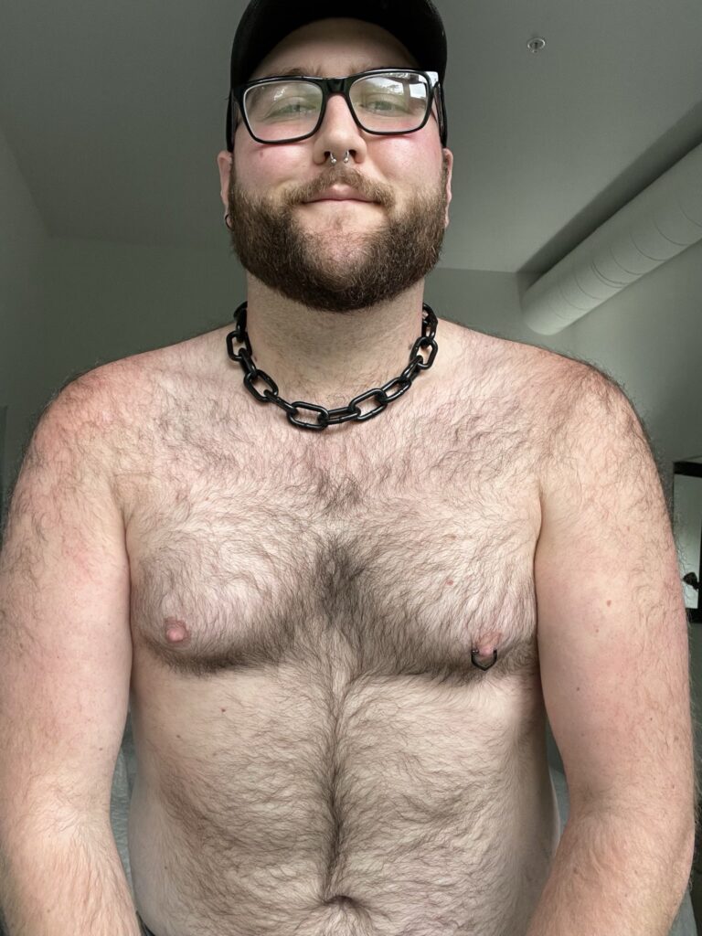 Der schwule Tiktok-Influencer Dom (@nonviolentbear) onlyfans Modelbild mit Brille und Mütze