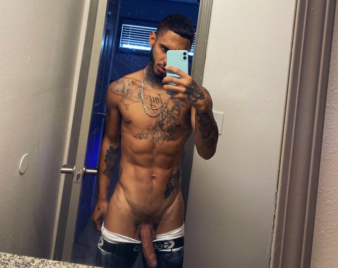 KhaosLeon leckt das Onlyfans-Model, das ohne Kleidung steht und seinen großen Schwanz zeigt