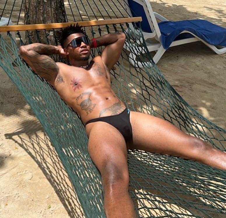 Jeff Cutts (@jeffuncutt) modelo gay negro onlyfans acostado con ropa interior negra