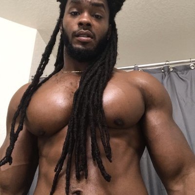 Black Boys XL (@blackboysxl) foto de modelo gay onlyfans de pie mostrando su cuerpo