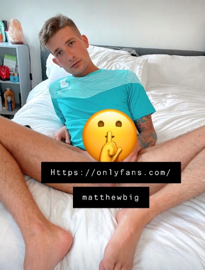 Matthew Lee (@matthewbig) modèle onlyfans, influenceur tiktok allongé sur son lit