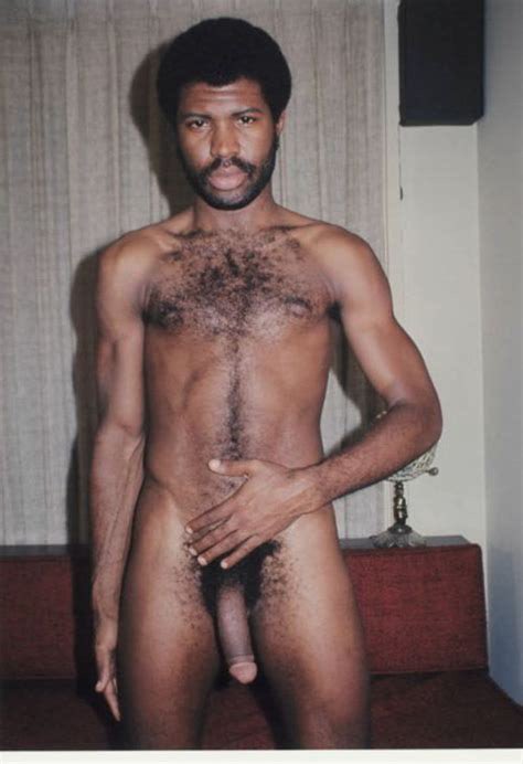 Chico negro peludo (@hairyblackguy) modelo gay onlyfans de pie desnudo