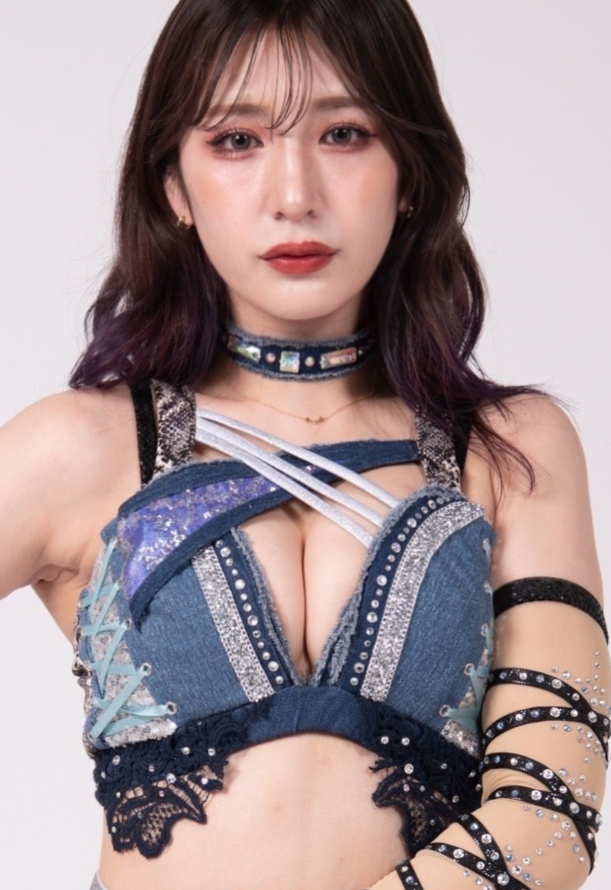 Yuki Kamifuku, ein Wrestler-Foto von OnlyFans, trägt ein Halsband 