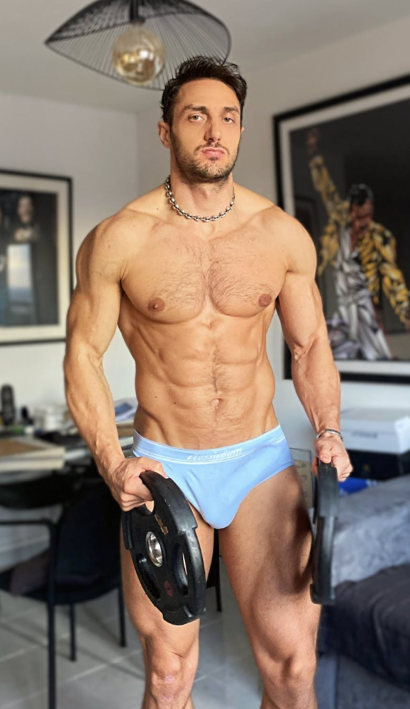 Il modello gay OnlyFans di X (ex Twitter) di nome Fioraxxx @andrefiora indossa uno slip