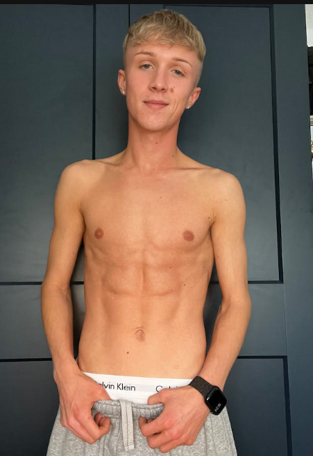 Modello gay OnlyFans di X (ex Twitter) di nome JamesYalch @JamesYalch indossa un pantaloncino