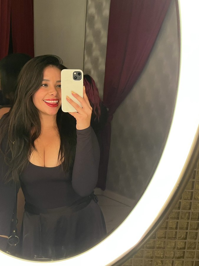 Sofía @alwayssofia OnlyFans modèle photo sexy debout prenant un selfie miroir