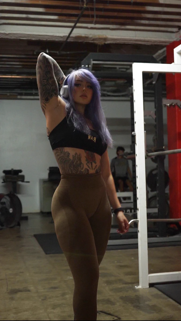 Delanie (@strongwaifu) una donna che indossa dei pantaloni