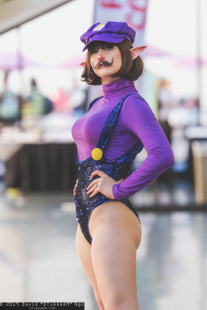 una mujer con un cosplay de mario morado