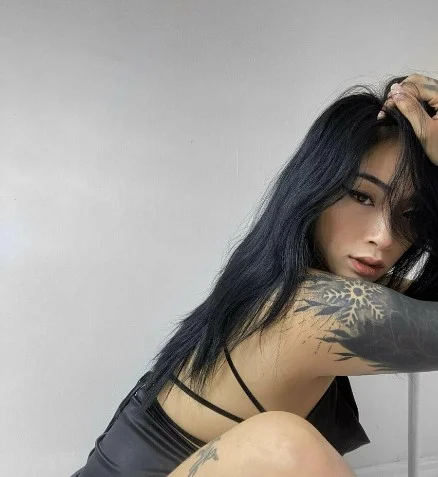 Ling Xiaoyu (@reallingxiaoyu) foto dell'account modello onlyfans che indossa un top nero