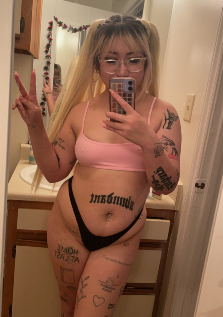 Sexy Photo of Blonde Asian OnlyFans Model Named Kaia Angel ♡ - @angelbaby777x taking mirror selfie