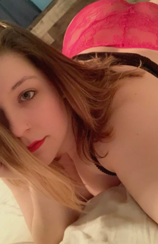 Belgio OnlyFans foto sexy della modella Princess Bee - @princessbee96 sdraiata a letto