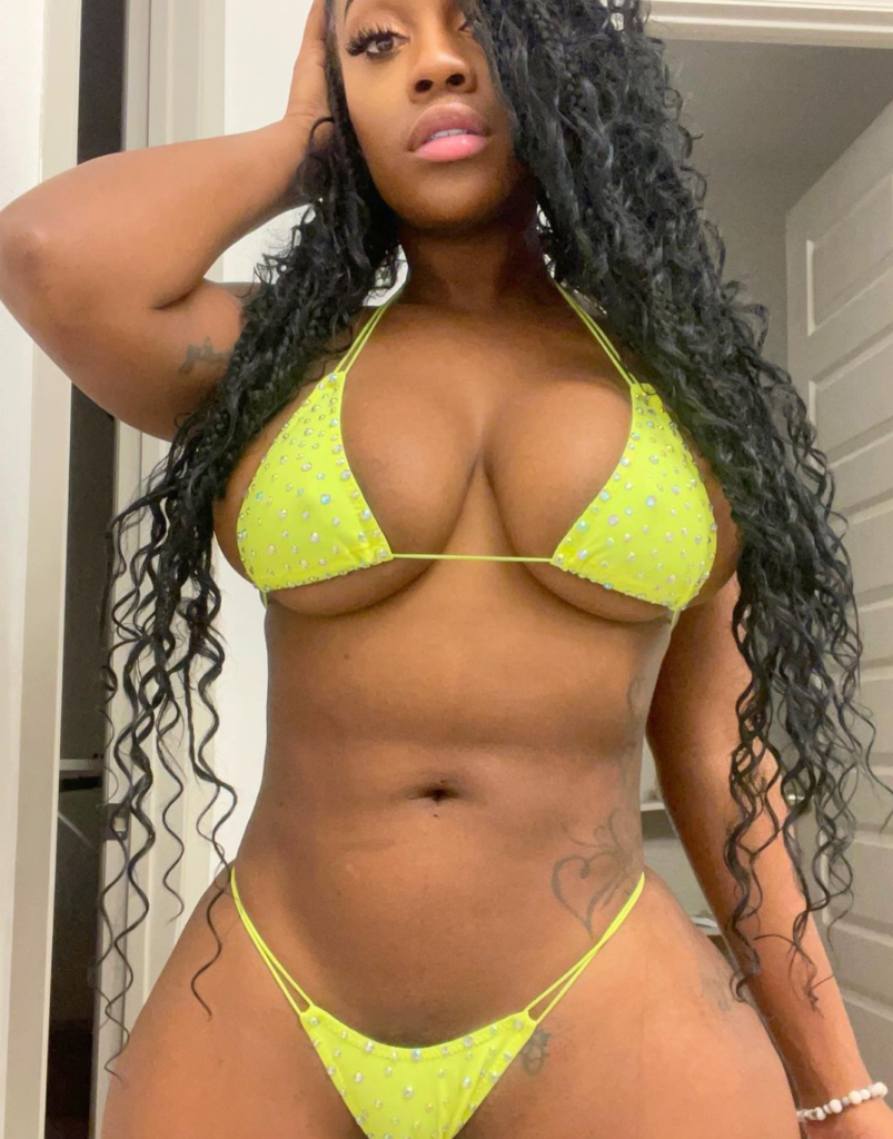 DiamondTheBody @dtb29 photo sexy du modèle onlyfans portant un bikini vert