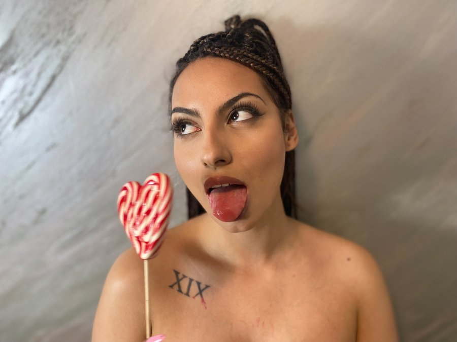 Luna @lunazi onlyfans modella una foto sexy mentre mangia lecca-lecca