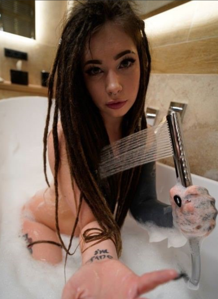 Lovely Chris @lovelychris OnlyFans Foto sexy della modella mentre fa il bagno