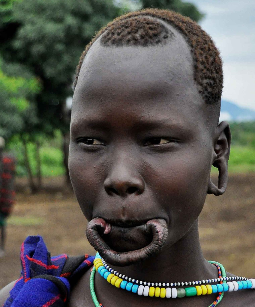 Placas labiales del pueblo Surma Africano sin placa