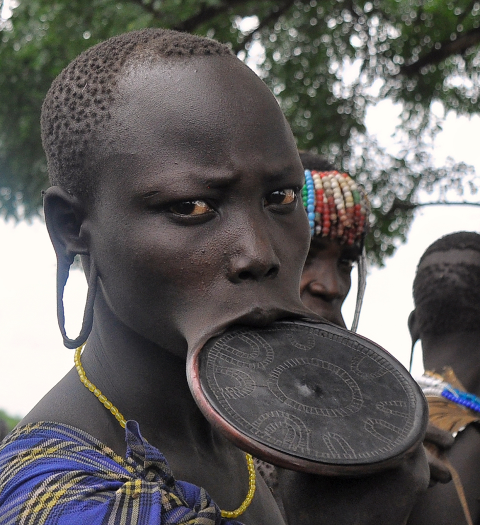 Plaques à lèvres du peuple Surma, modification du corps africain, femme