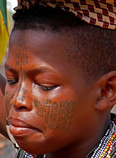 Tatuaggi giovane ragazzo africano