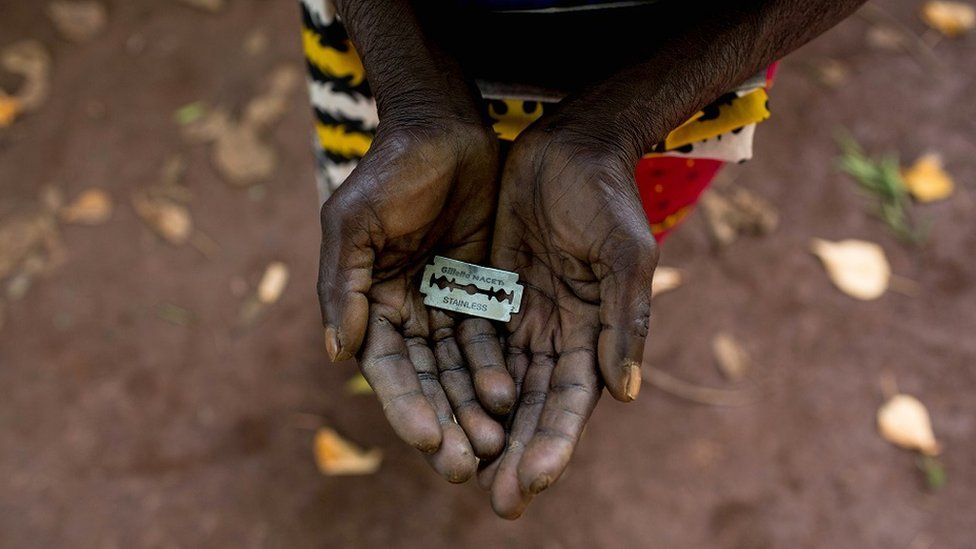 Weibliche Genitalverstümmelung Afrikanische Körpermodifikation Afrikanische Frau hält eine Klinge