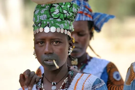 African Body Modification Gum Blackening junger Mann