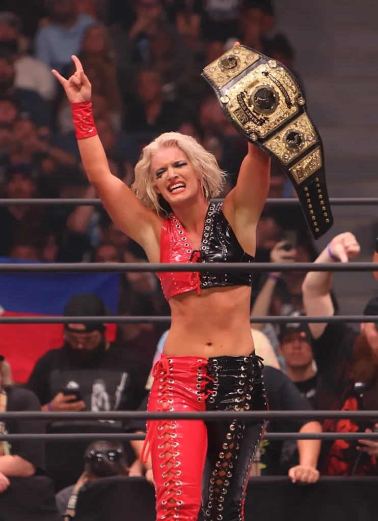 Diva de la WWE convertida en modelo OnlyFans llamada Toni Storm @realtonistorm con cinturón de campeonato