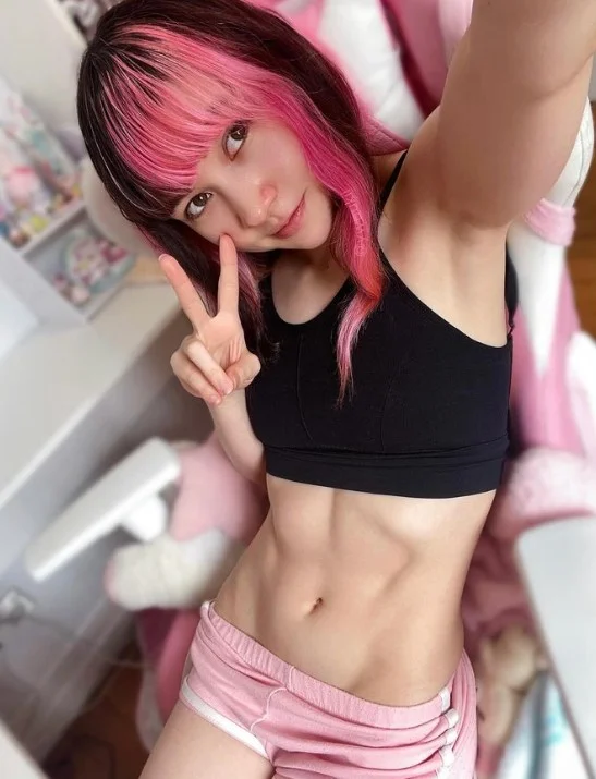 Yuki (@yuwki) Gym Girl onlyfans model selfie wearing black top