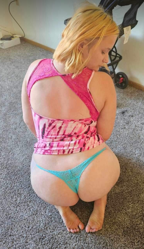 North Dakota OnlyFans model sexy photo @nodakqueen1234 kneeling in floor