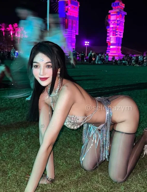 Fantasyuanm (@fantasyuanm) Chinese onlyfans model sexy picture on the grass wearing sexy clothes