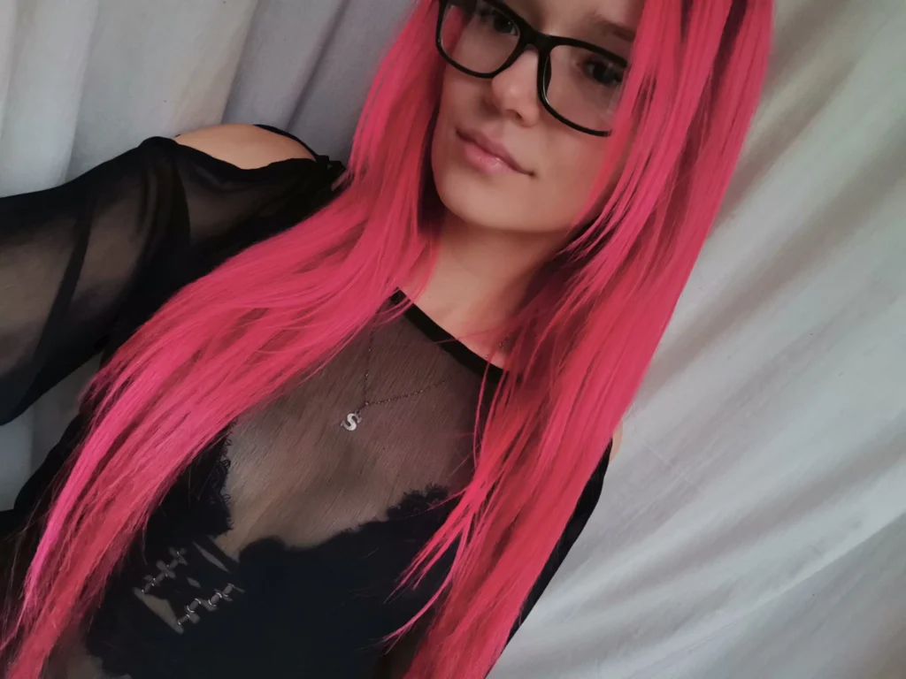 Foxy89 (@sweetfoxy89) Onlyfans pelirroja letona con gafas y camisa negra