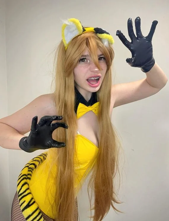 Akari (@simple.sprout) Braces OnlyFans model sexy picture wearing tiger costume