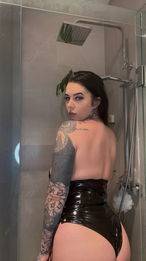 TalaMorgana (@talamorgana) Foto della modella OnlyFans con capelli neri in bagno con indosso lingerie in lattice nera